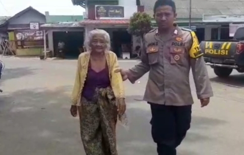 Wujud Kepedulian, Polsek Pedes Bantu Nenek Menyebrang Jalan