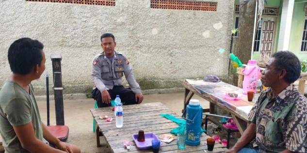 Melaksanakan Giat Patroli, Anggota Polsek Pedes Sambang Warga di Desa Binaan