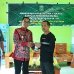 Pj Bupati Takalar Bagikan 2146 Liter Pupuk Organik Cair ke Petani