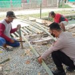 Anggota Polsek Pedes, Gotong royang bangun jembatan. (lintasbatas.news)