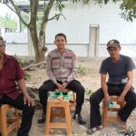 Anggota Polsek Pedes, giat sambang warga. (Lintasbatas.news)
