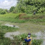 Polsek Pedes Bersama warga bersihkan saluran sungai. (Lintasbatas.news)