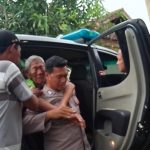 Aksi Anggota Polsek Tirtajaya Menggendong Lansia Mengantar Berobat