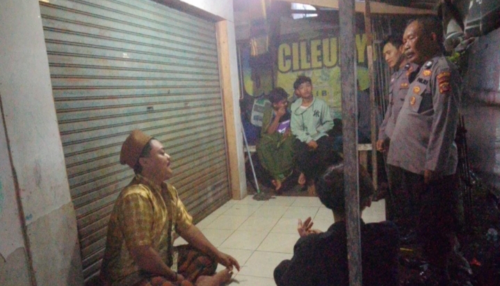 Sambangi Pos Kamling, Anggota Polsek Tirtajaya Ajak Warga Aktif Jaga Kamtibmas