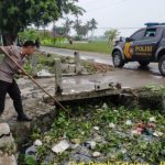 Antisipasi Banjir, Polsek Tirtajaya Bersama Warga Bersihkan Eceng Gondok di Saluran Air