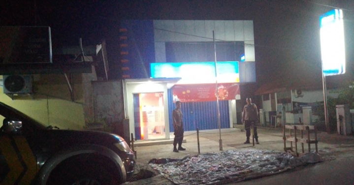 Patroli Prekat Malam dan Berikan Imbauan Kamtibmas, Polsek Tirtajaya Sambangi Kantor Bank BRI