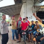 Anggota Polsek Tirtajaya dan Warga Ngawangkong Bareng, Ini yang Mereka Bahas