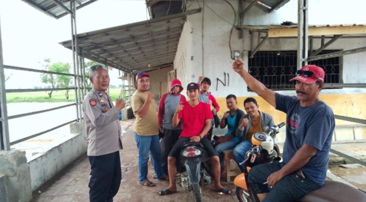 Anggota Polsek Tirtajaya dan Warga Ngawangkong Bareng, Ini yang Mereka Bahas