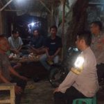 Kunjungi Siskamling Warga, Polsek Tirtajaya Ajak Masyarakat Bersama Jaga Kamtibmas