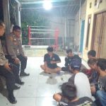 Anggota Polsek Tirtajaya Patroli Dialogis Dengan Ngawangkong Bersama Warga Di Poskamling