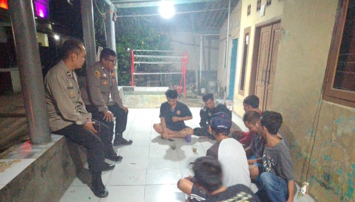 Anggota Polsek Tirtajaya Patroli Dialogis Dengan Ngawangkong Bersama Warga Di Poskamling