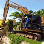 Antisipasi Banjir, Kepala Dinas PUPR Karawang Bersihkan Enceng Gondok di Sungai Irigasi