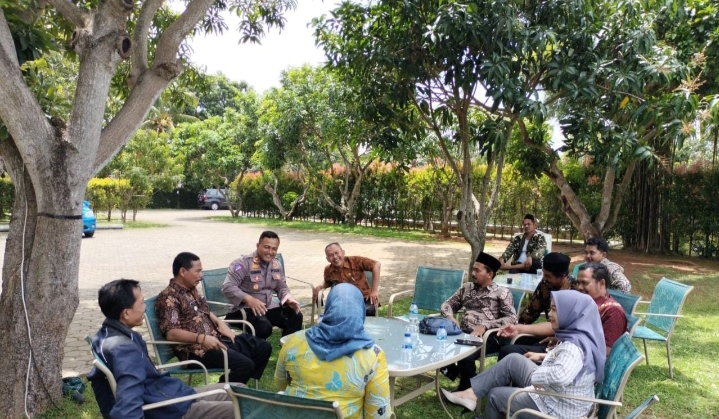 Kapolsek Tirtajaya, Giat Jumat Curhat Bersama Camat dan Kepala Desa