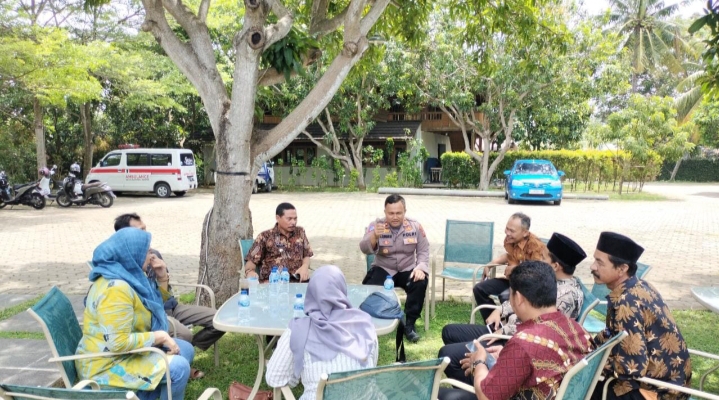 Jumat Curhat, Kapolsek Tirtajaya bersama Camat dan Kepala Desa. (Lintasbatas.news)