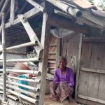 Seorang Nenek Manfaatkan Kandang Kambing Untuk Tempat Tinggal