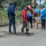 Pemdes Kutajaya, perbaiki jalan berlubang. (Lintasbatas.news)