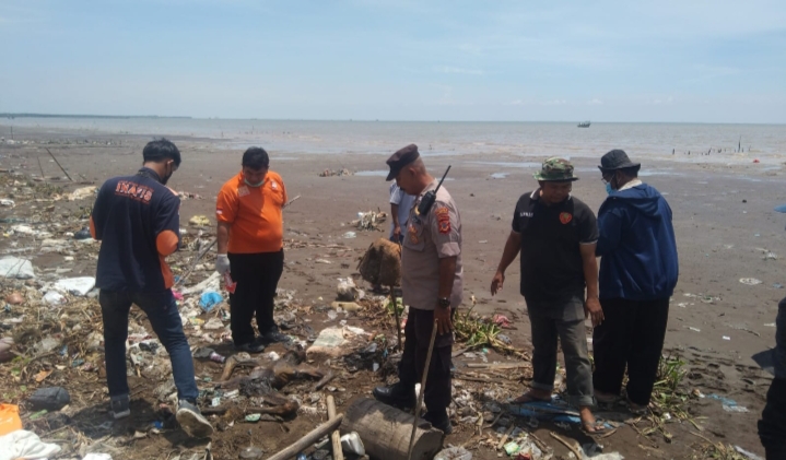 Sosok mayat tanpa identitas di Pantai Ciparage. (Lintasbatas.news)