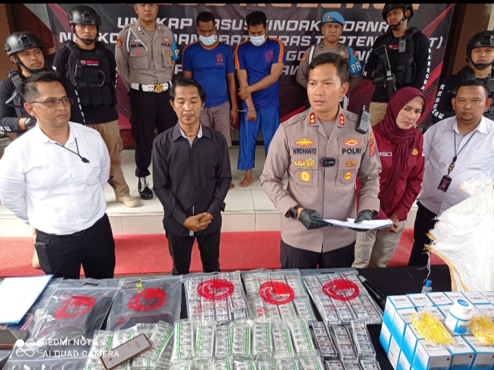 Amankan 153.437 Butir Pil Berbagai Merk, Tim Sanggabuana Polres Karawang Gerebek Gudang Obat Keras