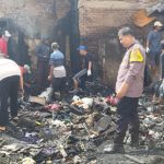 Polisi Bersama Warga Bersihkan Puing-puing Pasca Kebakaran Rumah