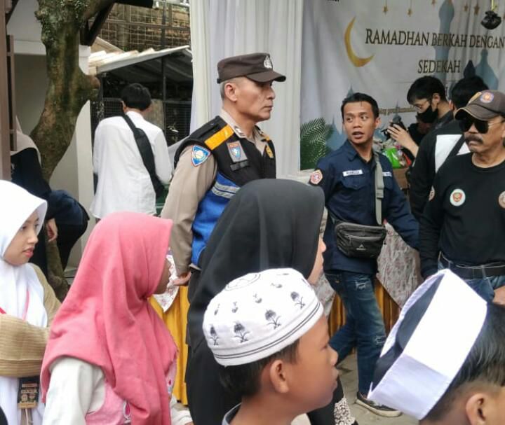 Polisi Pengamanan Giat Bakti Sosial Santunan Kepada Anak Yatim Piatu