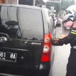 Bantu Pengemudi Yang Kehabisan BBM, Polisi Bawakan Dua Kompan Kecil BBM