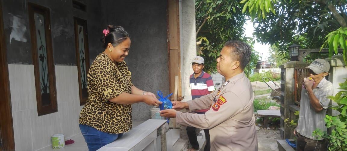 Terus Tebar Kebaikan Di Bulan Ramadhan, Polisi Bagi-bagi Takjil Untuk Masyarakat Dibulan Ramadhan