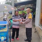 Polisi Bagikan Takjil Ke Pengguna Jalan