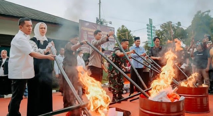 Kejari Karawang Musnahkan Barang Bukti Hasil Tindak Pidana