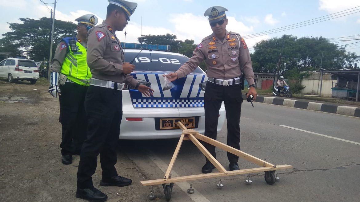 Operasi Ranjau Paku di Jalan Baru Karawang, Polisi Temukan Satu Setengah Kilogram