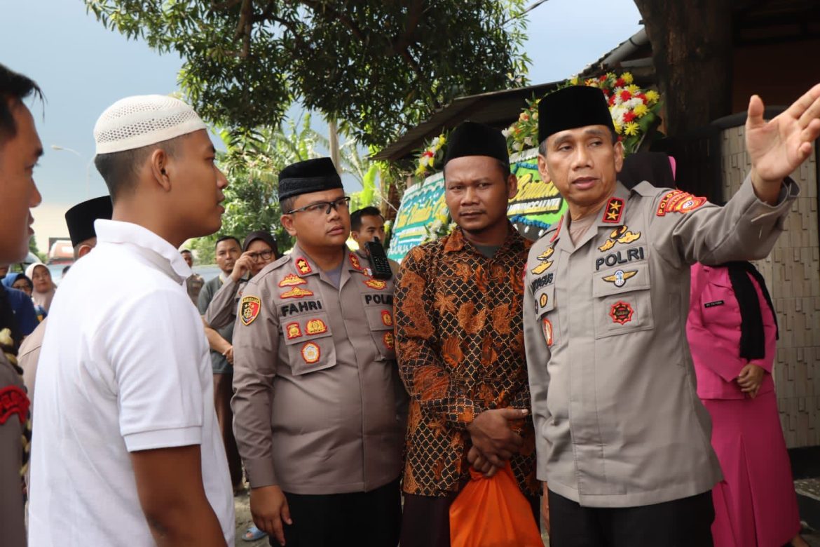 Kapolda Jabar, Takziah Ke Kediaman Almarhum Ipda Tarli INS Anggota Polri Yang Meninggal Dunia Ketika Sedang Bertugas Di Pos Pam Lebaran 2023