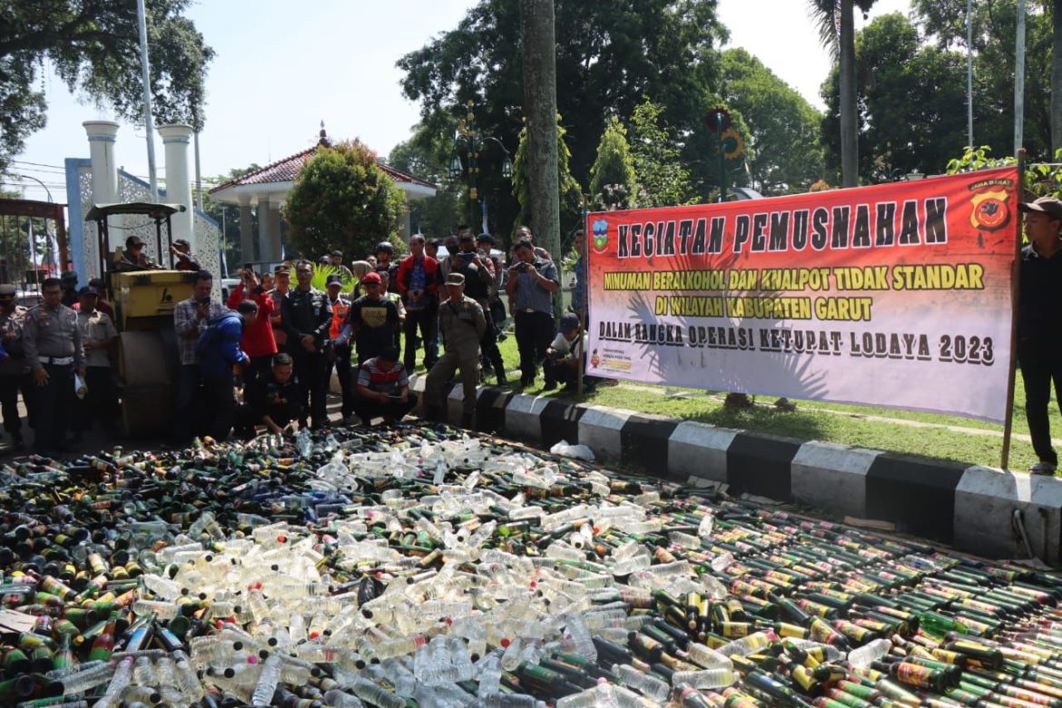 Polisi Hancurkan Ribuan Botol Minuman Keras dan Ratusan Knalpot Brong