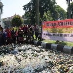 Polisi Hancurkan Ribuan Botol Minuman Keras dan Ratusan Knalpot Brong