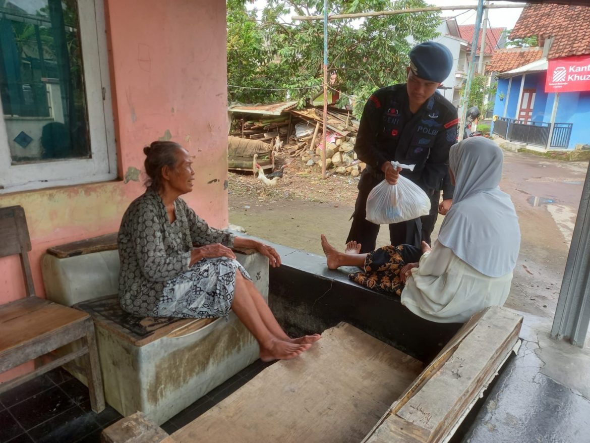 Wujud Kepedulian Polri Kepada Masyarakat Yang Kurang Mampu, Sat Brimob Polda Jabar Bagaikan Sembako DIBULAN Ramadhan