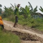 Sepasang Suami Istri Terciduk Sedang Perbaiki Jalan