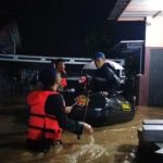 Satbrimob Polda Jabar Evakuasi Korban Banjir