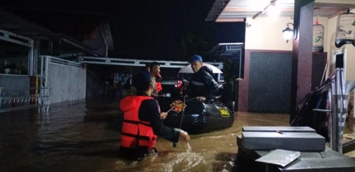 Satbrimob Polda Jabar Evakuasi Korban Banjir