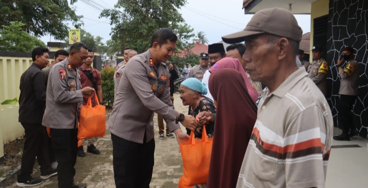 Polisi, Berbagi Kepada Warga Kurang Mampu, Wujud Program Ramadhan Barokah