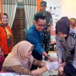 Polwan Bantu Tenaga Medis