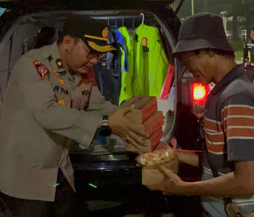 Kabid Humas Polda Jabar : Ramadhan Barokah, Polisi Terjun Langsung Bagi Bagi Menu Makan Sahur