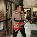 Aksi Luar Biasa Anggota Polri Hibur Para Napi Di Dalam Sel