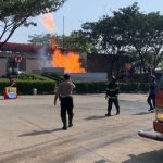 Polisi Bersama Tim Rescue Evakuasi Kebakaran Di Rest Area KM 86 B