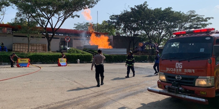 Polisi Bersama Tim Rescue Evakuasi Kebakaran Di Rest Area KM 86 B