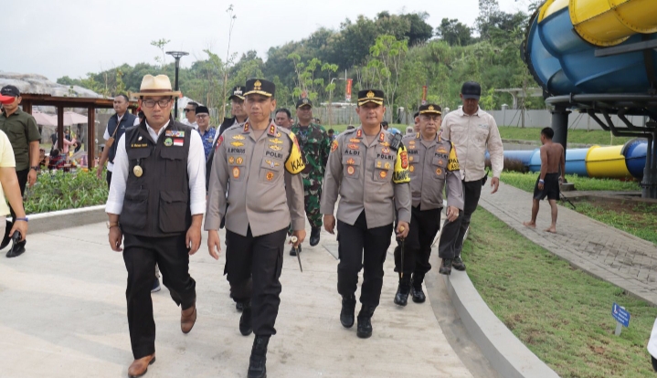 Kapolda Jabar Dampingi Gubernur Jabar Tinjau Pos Pelayanan Di Gate Tol Padalarang