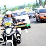 Polisi Bantu Ambulans Bawa Warga Sakit Terjebak “One Way” Jalur Puncak