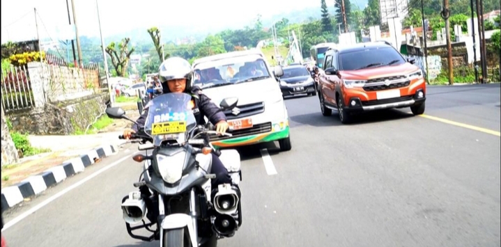 Polisi Bantu Ambulans Bawa Warga Sakit Terjebak “One Way” Jalur Puncak