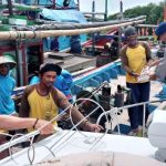 Sasar Masyarakat Pesisir Desa Brondong, Sat Pol Airud Bagikan Sembako