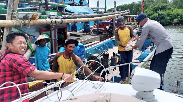 Sasar Masyarakat Pesisir Desa Brondong, Sat Pol Airud Bagikan Sembako