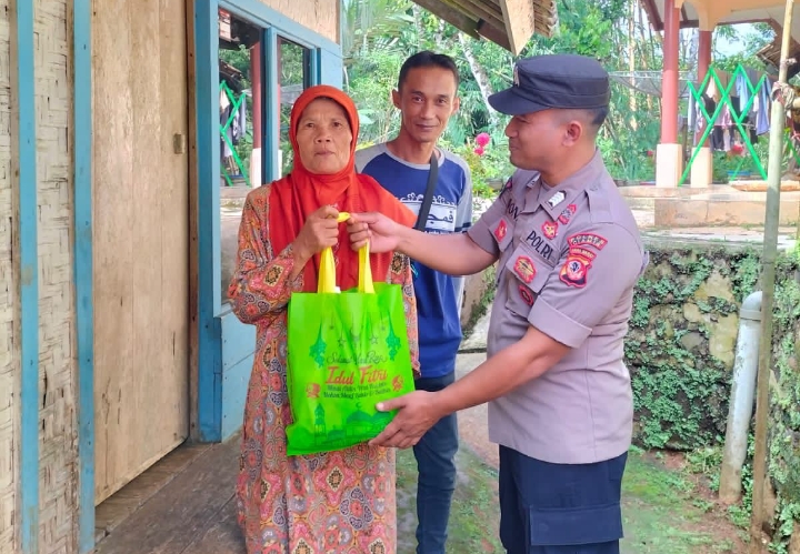 Peduli Sesama, Polisi Gelar Baksos Pembagian Sembako