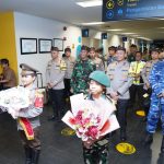 Penyambutan Arus Balik Penumpang Pesawat Oleh TNI POLRI