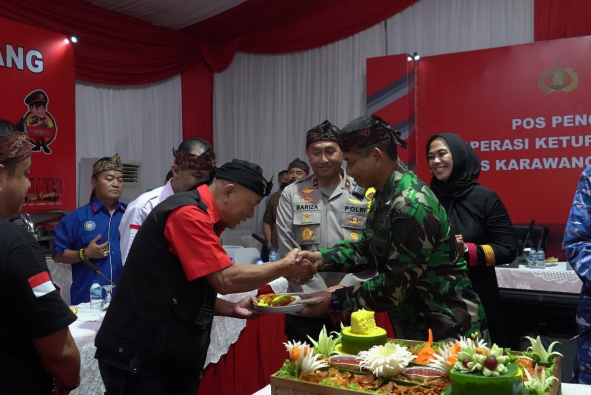 Wakapolda Jabar Sambut Pemudik Arus Balik dan Syukuran Hari Buruh Nasional di Rest Area 62 B